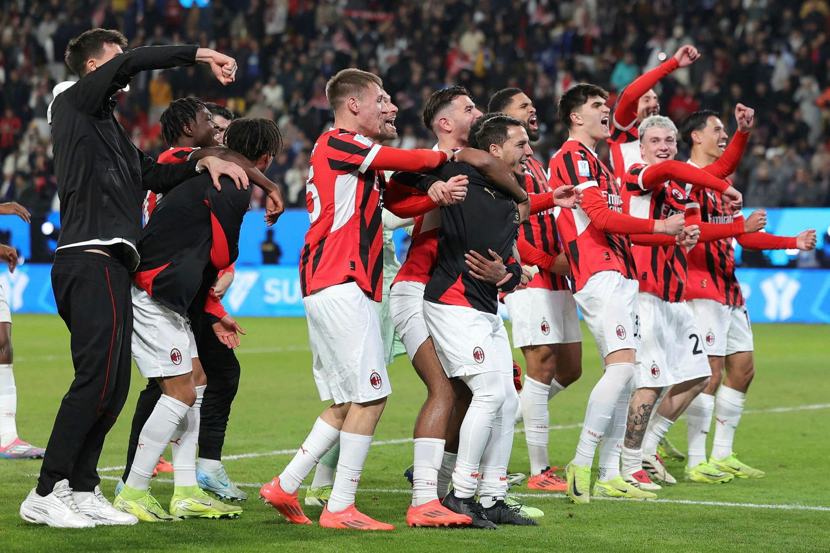 Gleði hjá leikmönnum AC Milan eftir dramatískan sigur á Inter …