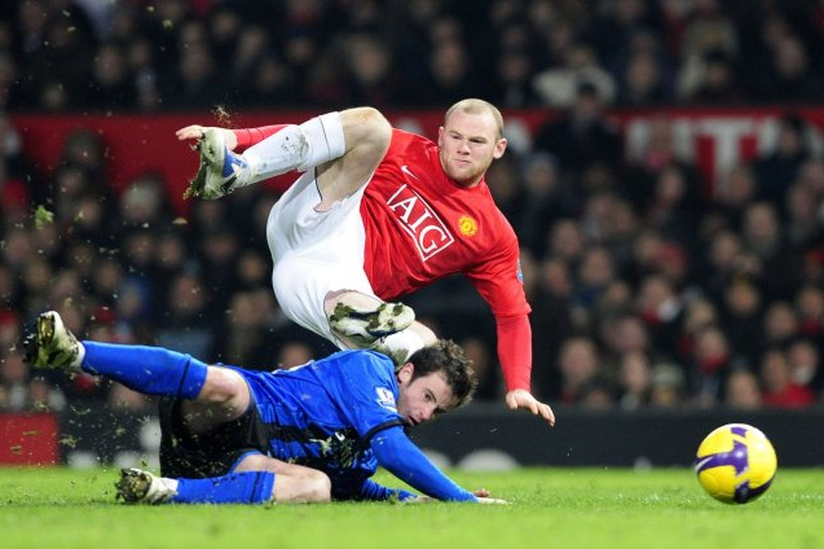 Matthew Bates reynir að stöðva Wayne Rooney á Old Trafford …