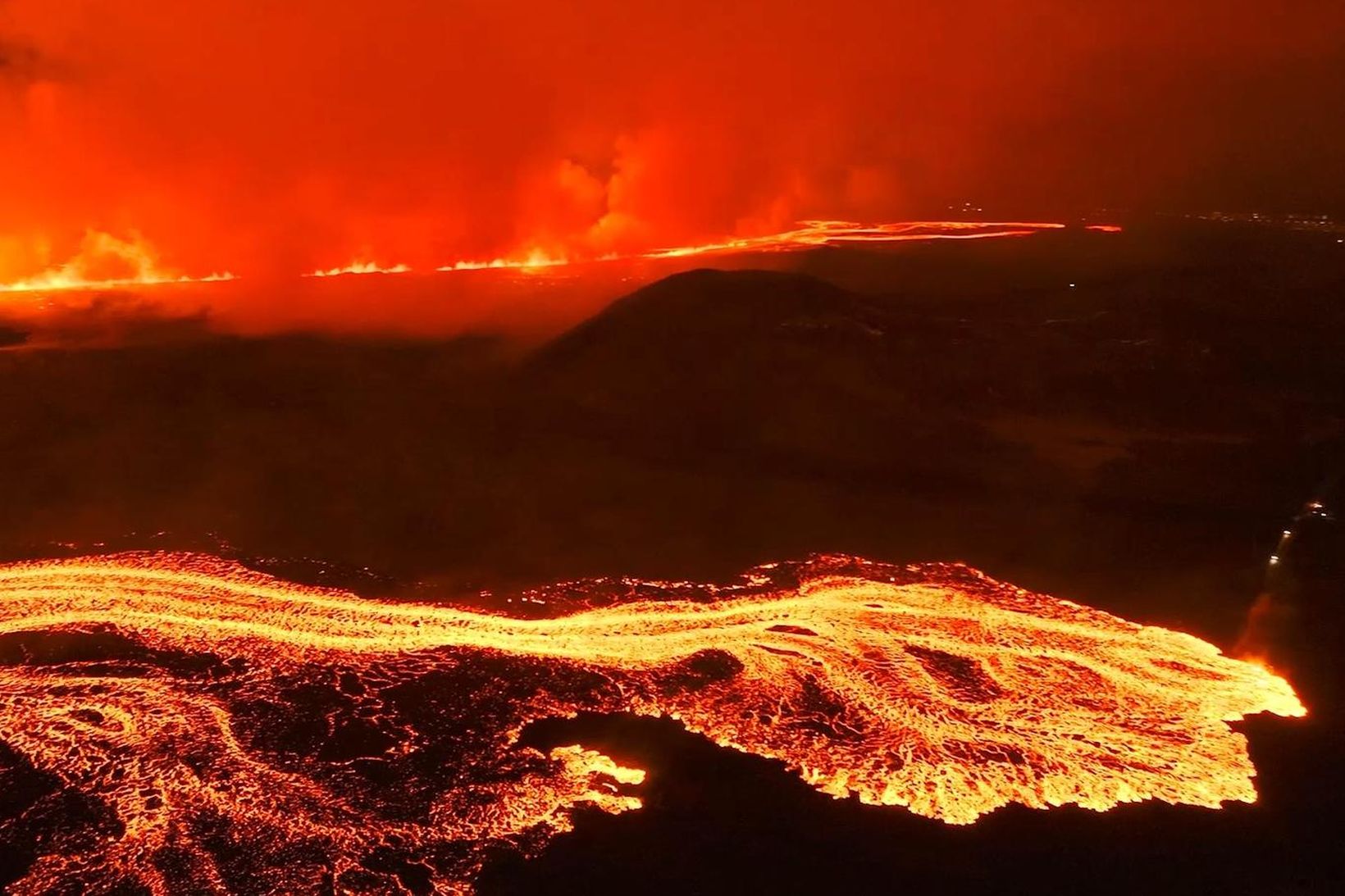 Á myndinni má sjá hvernig hrauntungan hefur farið yfir Grindavíkurveg …