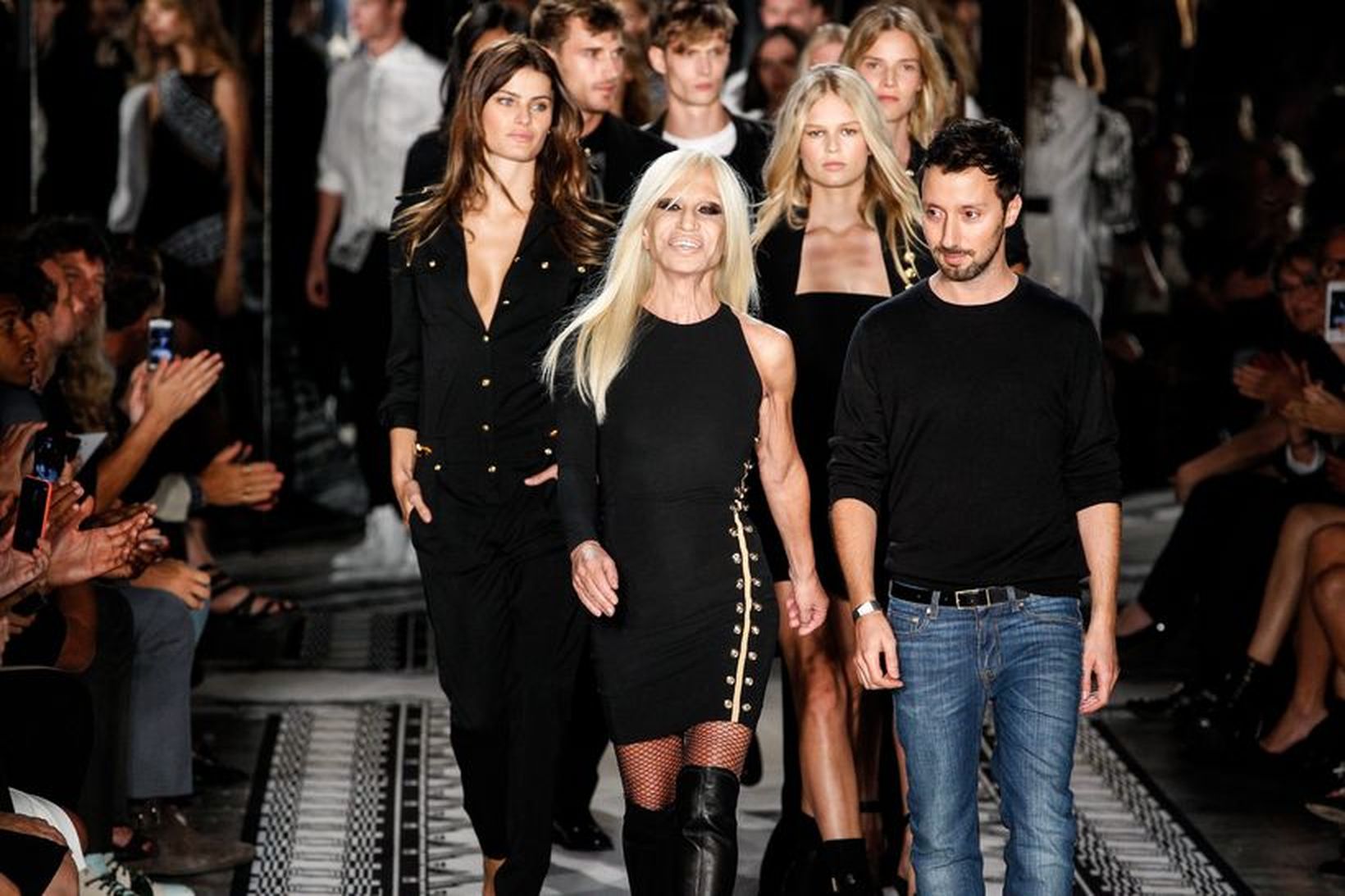 Donatella Versace og hönnuðurinn Anthony Vaccrello á tískusýningunni í New …