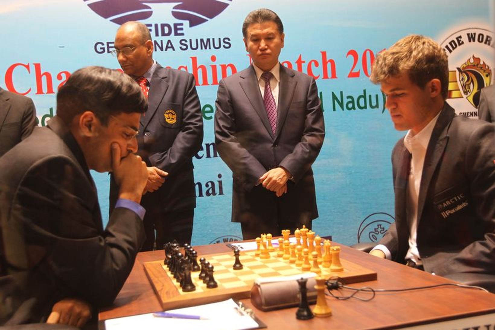 Viswanathan Anand og Magnus Carlsen að tafli í Chennai á …