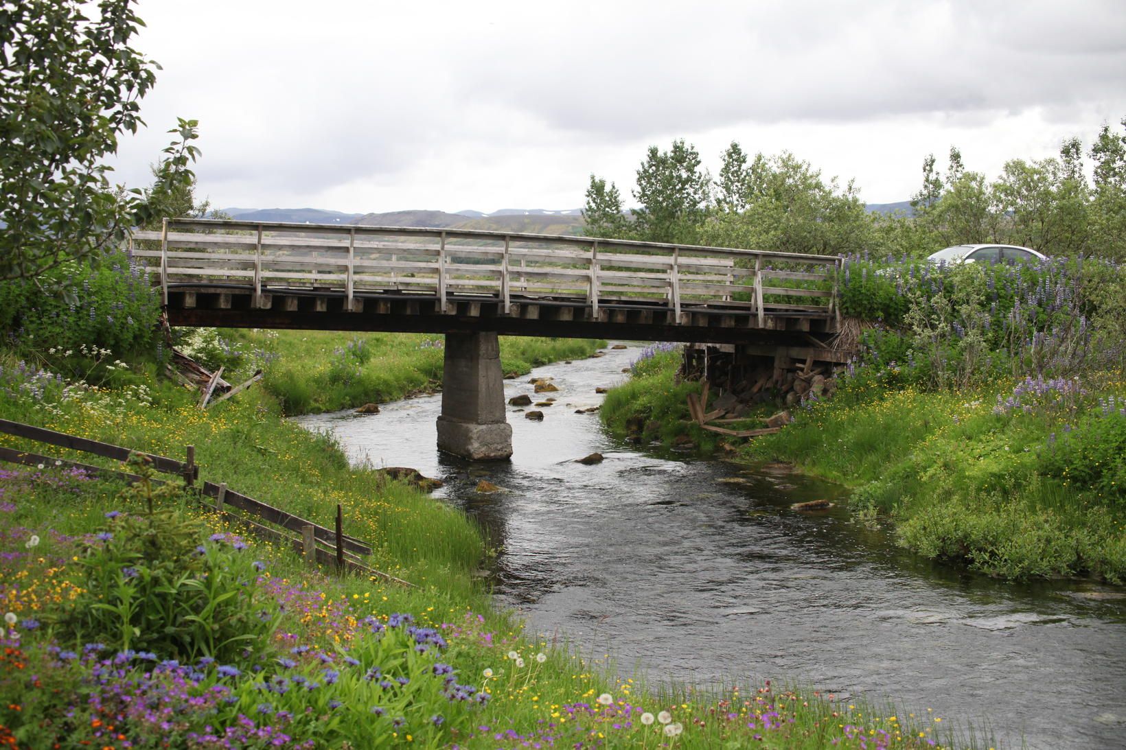 Brúin liggur yfir Hólmsá, um gamla Suðurlandsveg.