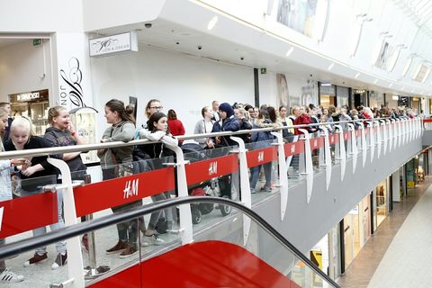 The queue at H&M when the first shop opened in Smáralind.