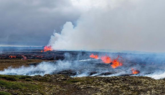 Virkni stöðug og viðvarandi gosmóða um helgina