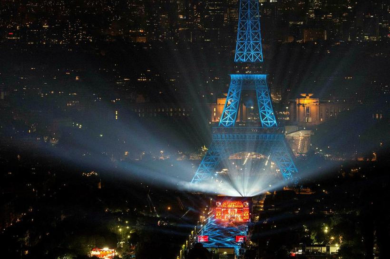 Fyrstu opinberu tónleikar EM voru haldnir við Eiffelturninn í París …
