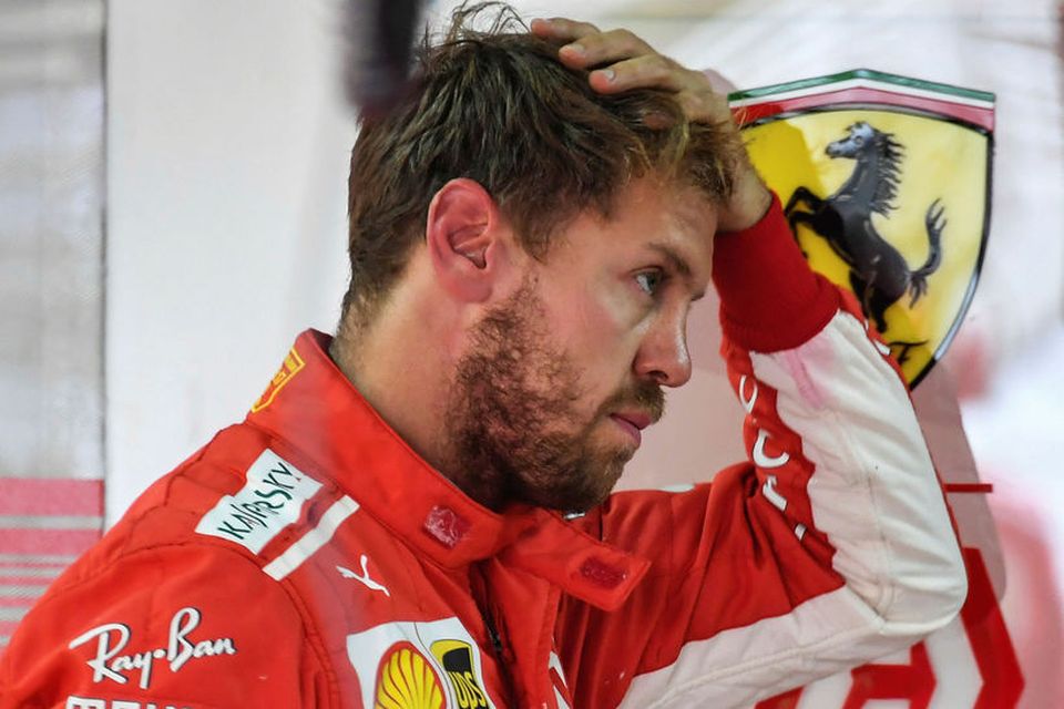 Sebastian Vettel milli aksturslota í Sao Paulo í dag.