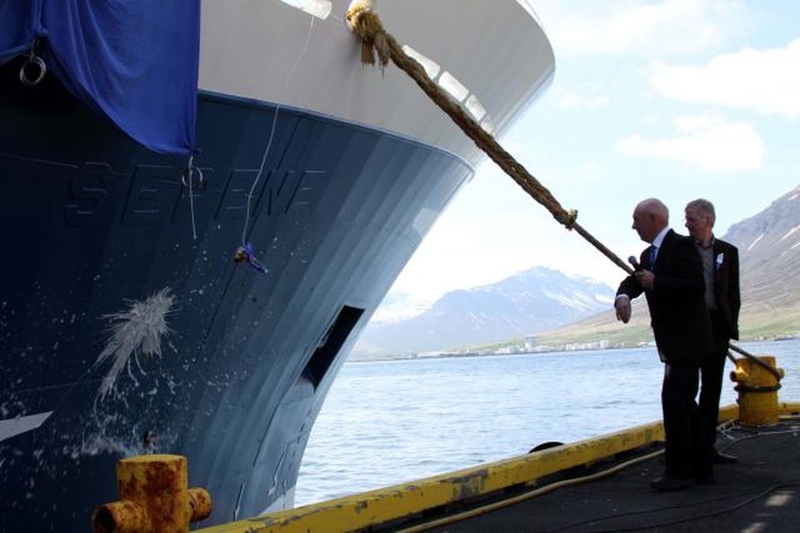 Sigurjón Valdimarsson, fv. skipstjóri, gefur Beiti nafn með tilheyrandi viðhöfn.