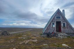 Gamall skáli efst við hefðbundna bílveginn yfir Þorskafjarðarheiði. Stutt nestisstopp fyrir síðasta kaflann niður í …