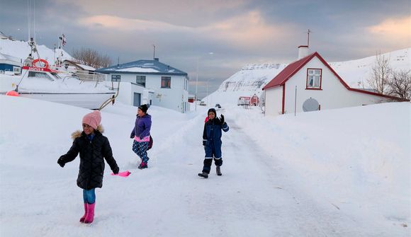 Með allra stærstu flóðum á varnargarða
