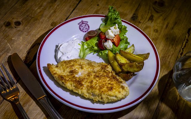 Girnilegur kjúklingur í parmesan með ljúffengu meðlæti.