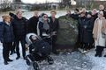 Garðbæingar Við athöfnina sl. þriðjudag og hér stendur fólk sem tengist finnsku húsunum við steininn úr Eyjum. Hilmar Hjartarson er t.v., næst skildinum.