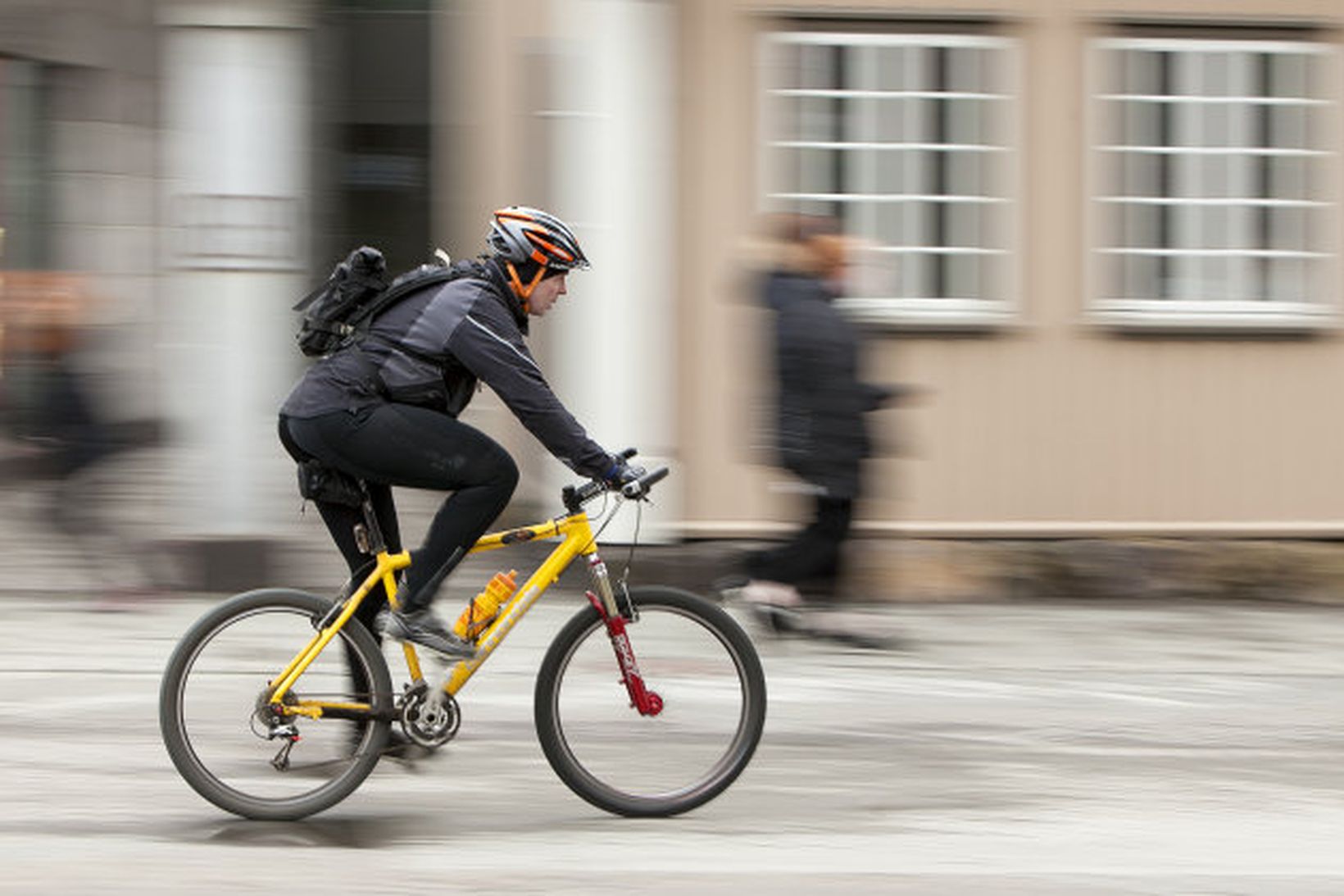 Hjólað í Austurstræti.