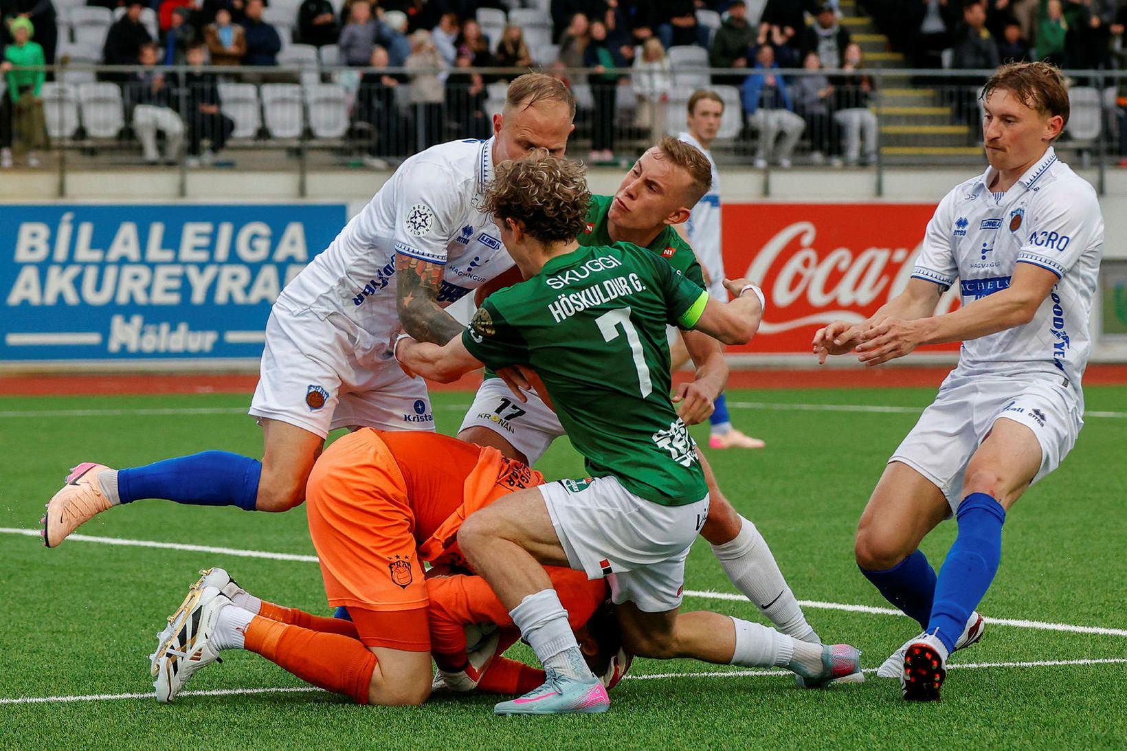 Höskuldur Gunnlaugsson í stimpingum við Framara eftir markið.