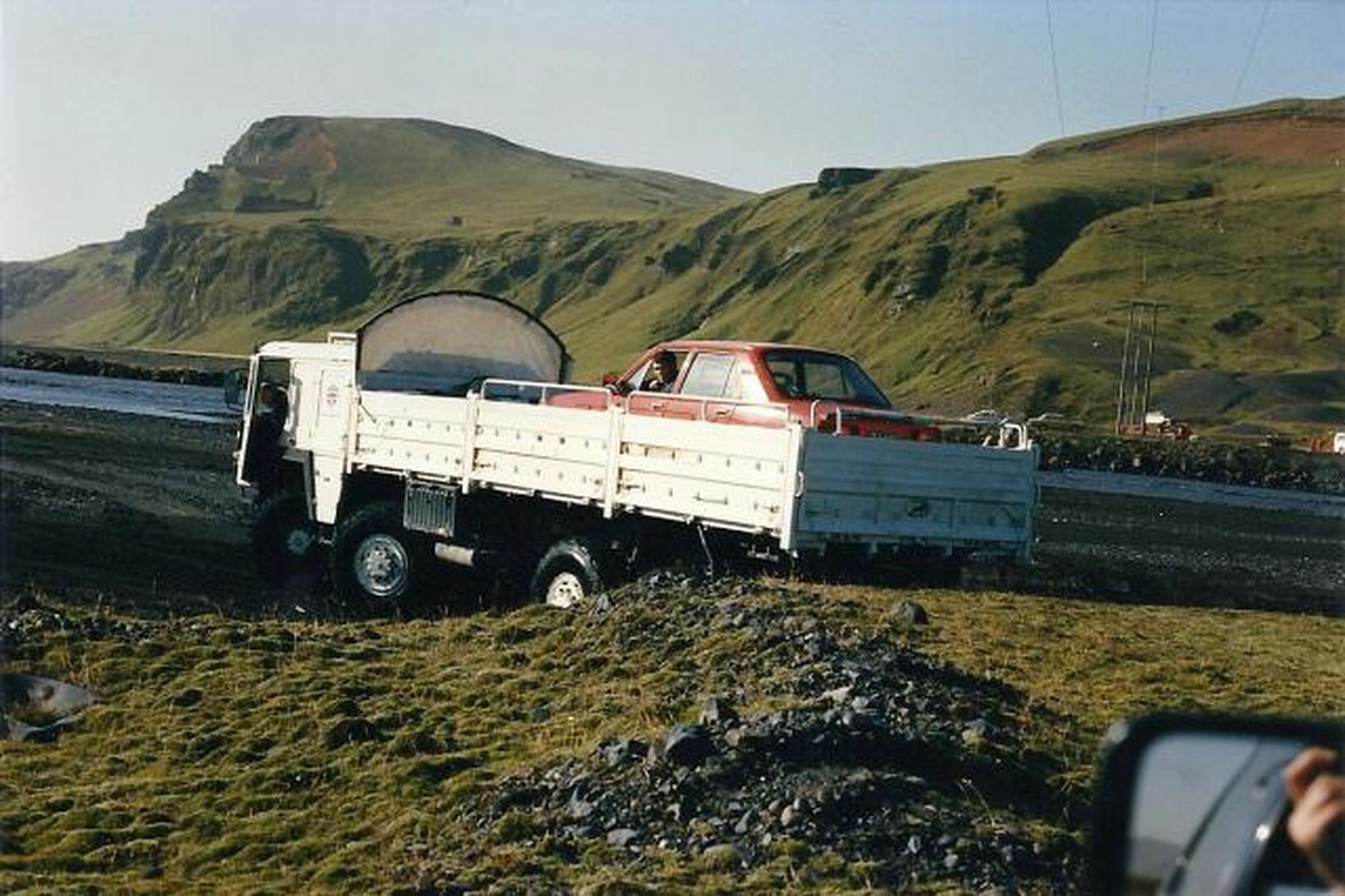 Svona björguðu menn sér við Múlakvísl árið 1990 þegar brúin …