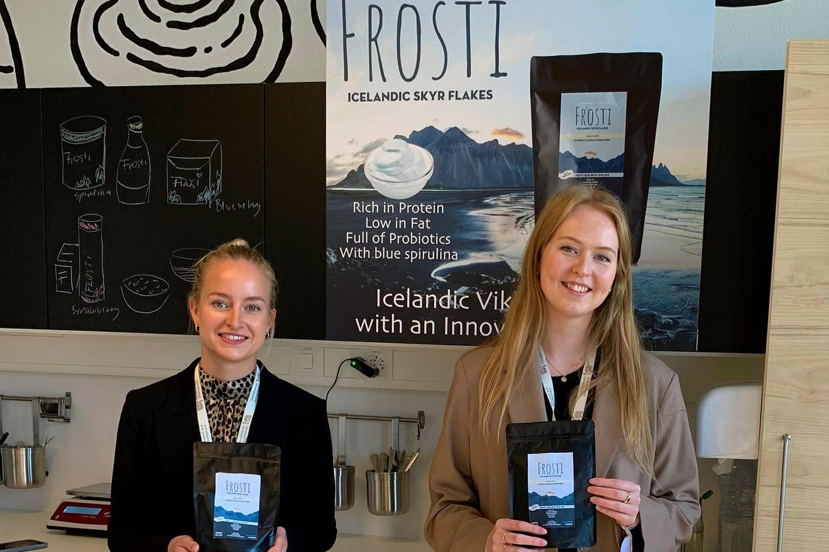 Aníta og Guðrún með Frosta skyr.