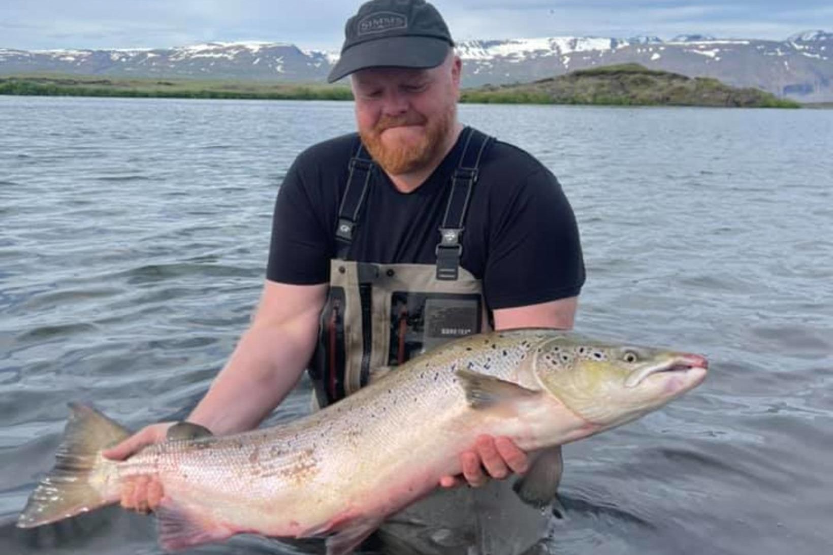 Aðalsteinn Jóhannsson með 104 sentímetra fisk af Mjósundi í Laxá …