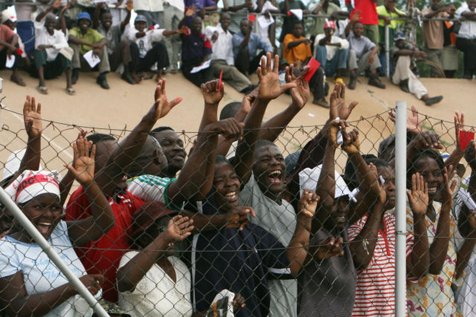 Stuðningsmenn stjórnarandstöðunnar í Zimbabve fagna forsetaframbjóðandanum Morgan Tsvangirai á kosningafundi …