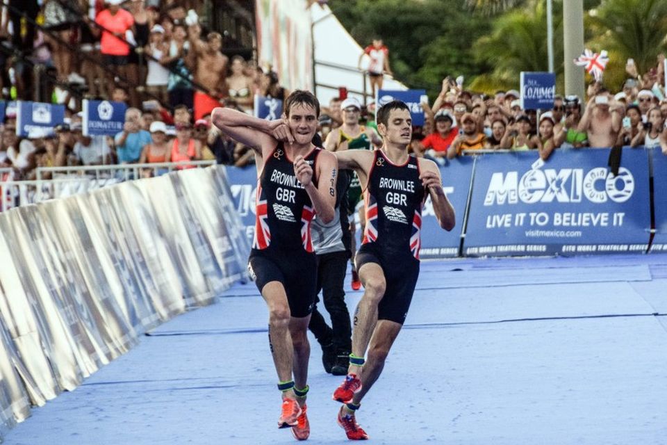 Bretinn Alistair Brownlee hjálpar bróður sínum Jonathan á endasprettinum í þríþrautarkeppni í Mexíkó. Alistair hefði …