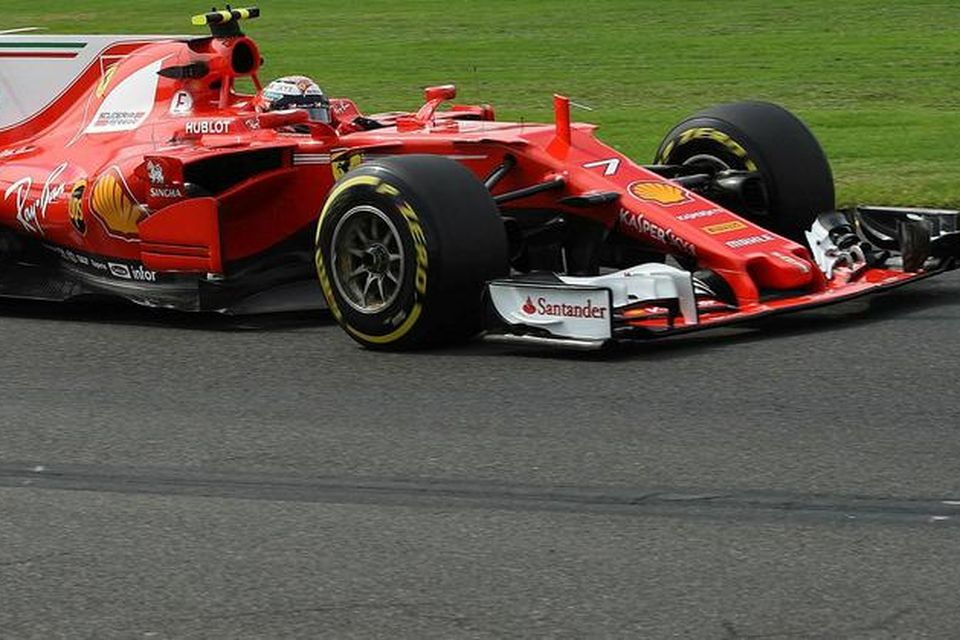 Kimi Räikkönen glímir við beygju í Melbourne í morgun.