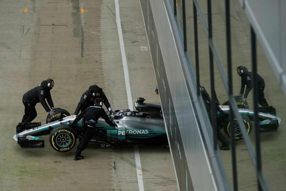 Valtteri Bottas ýtt inn í bílskúr eftir aksturslotu á 2017-bíl Mercedes í Silverstone í dag.