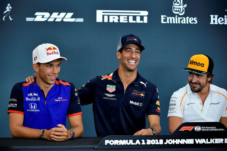 Daniel Ricciardo klappar arftaka sínum hjá Red Bull á öxlina á blaðamannafundi í Belgíu í …