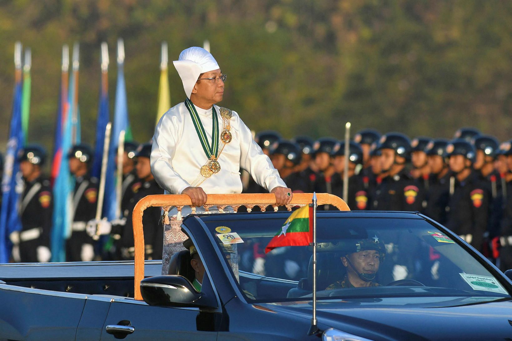Hershöfðingi Mjanmar, Min Aung Hlaing, á meðan á hersýningunni stóð.