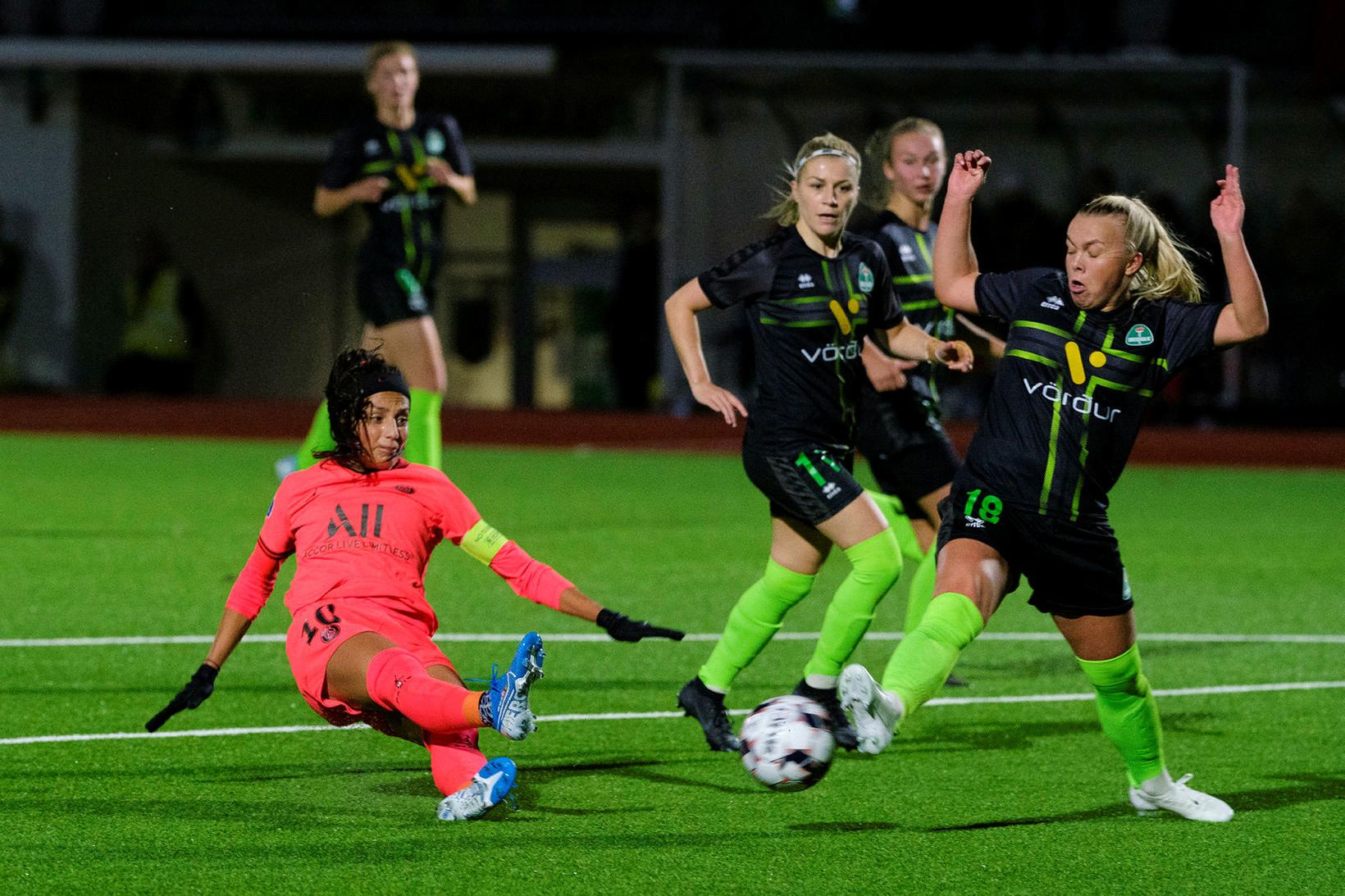 Nadia Nadim í baráttu við Kristínu Dís Árnadóttur í leik …