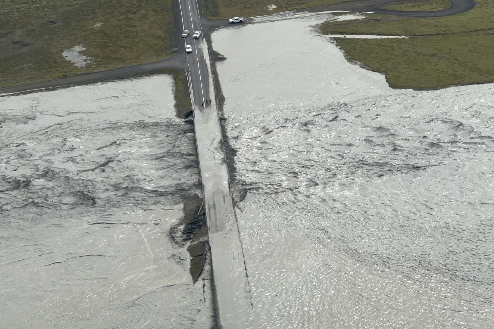 Skemmdir eru á öðrum endanum á Skálmarbrú vegna jökulhlaups í …