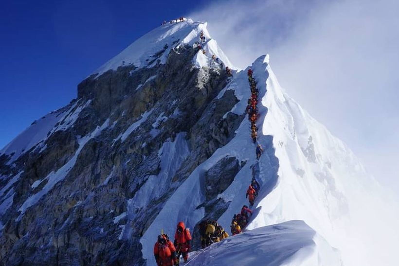 Mynd sem Leifur tók á fimmtudag af suðurtindi Everest sýni …