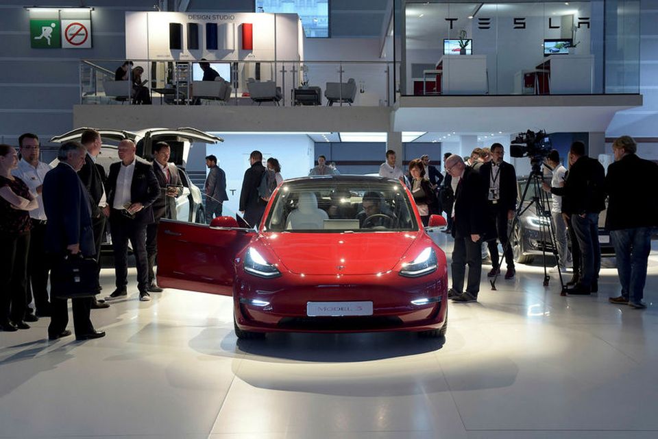 Tesla Model 3 á bílasýningunni sem nýlokið er í París.