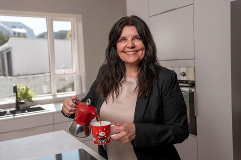 Elísabet Reynisdóttir er sannkallaður gleðigjafi og kann að njóta. Hún drekkur fyrsta kaffibollann nakin.