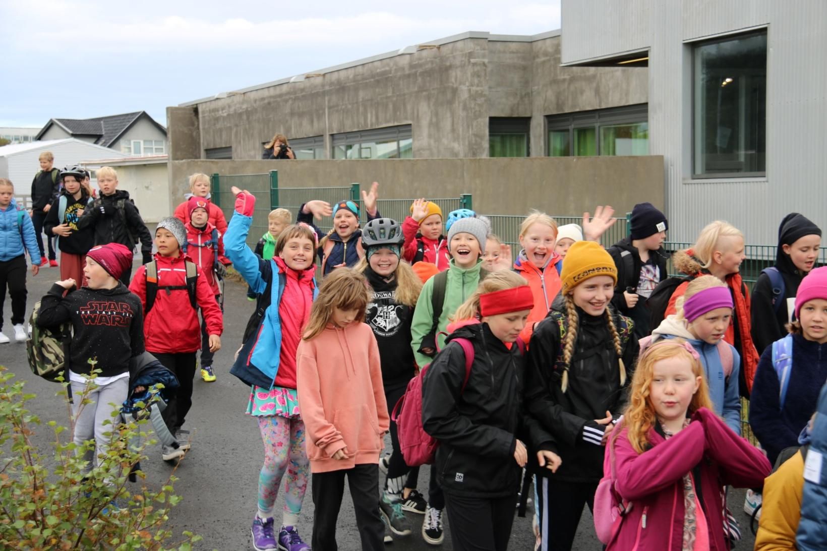 Á mynd má sjá nemendur hefja verkefnið Göngum í skólann …