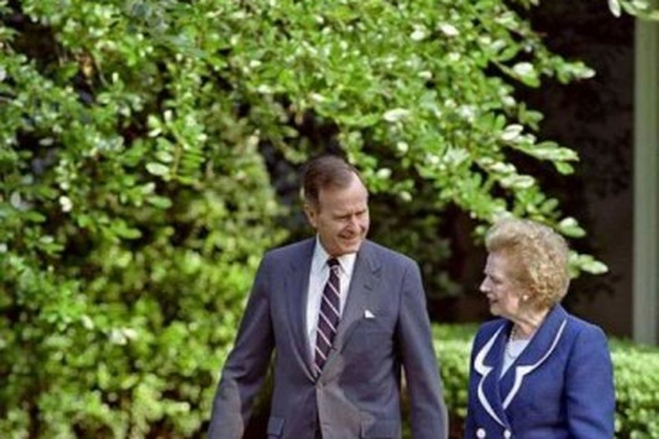 20. júní 1991. George Bush þáverandi Bandaríkjaforseti gengur með Thatcher í garði Hvíta hússins.