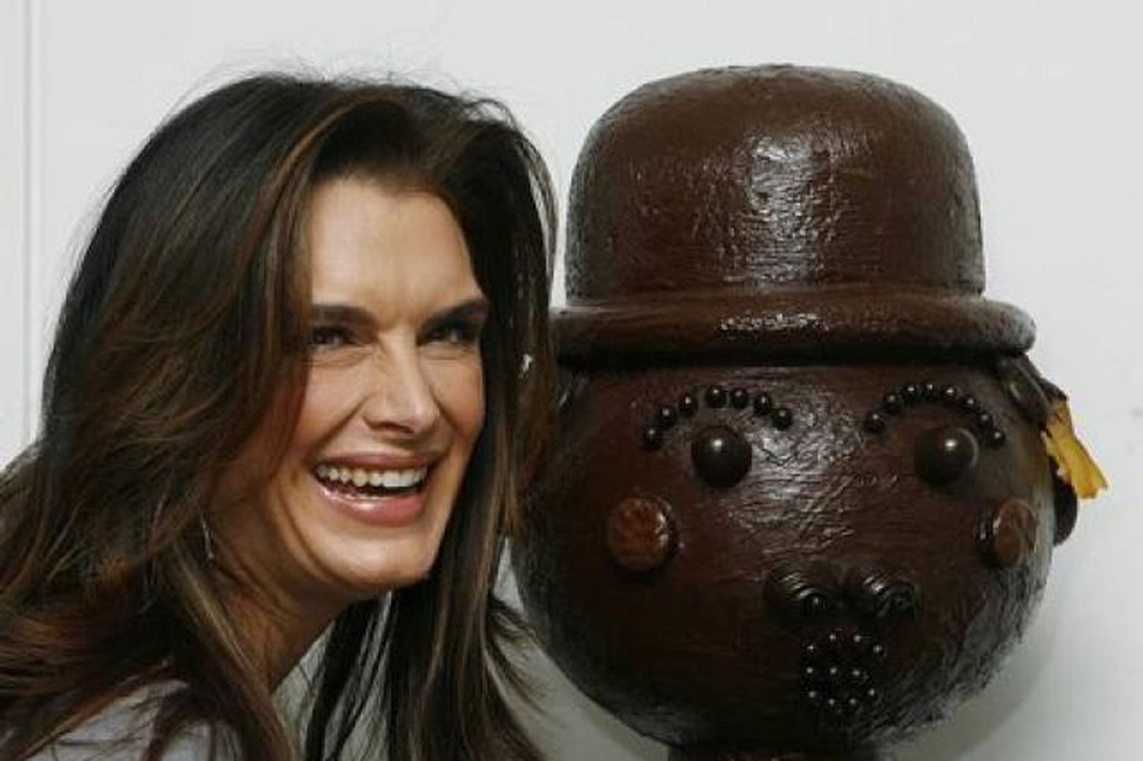 Leikkonan Brooke Shields í félagi við fágætan súkkulaðiskúlptúr.