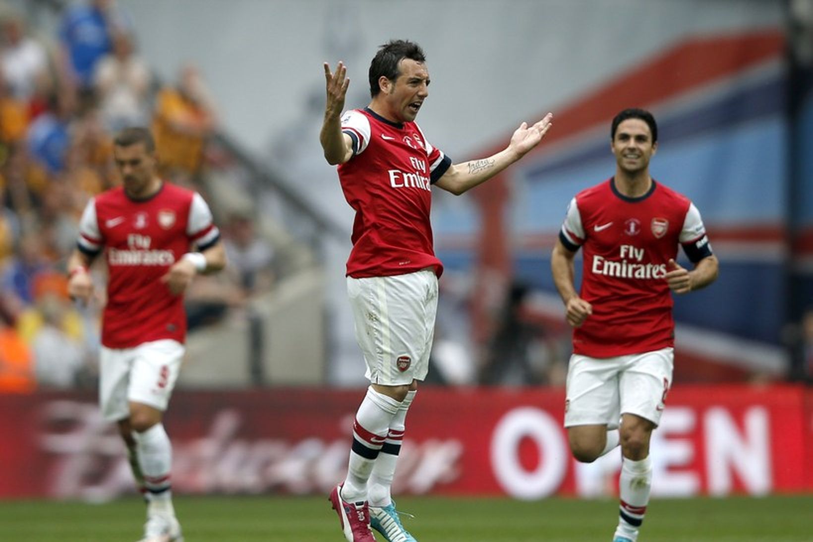 Santi Cazorla fagnar marki í leik með Arsenal.