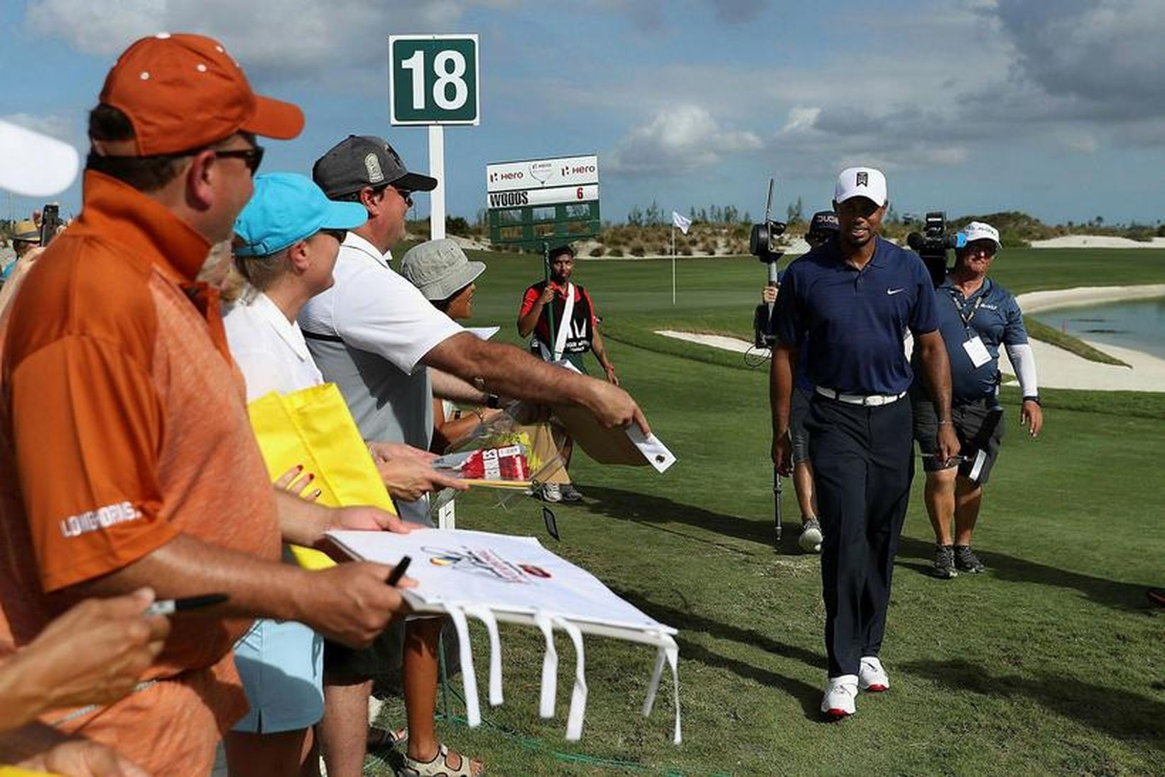 Tiger Woods brosmildur eftir leik á 18. holunni á Bahamaeyjum …