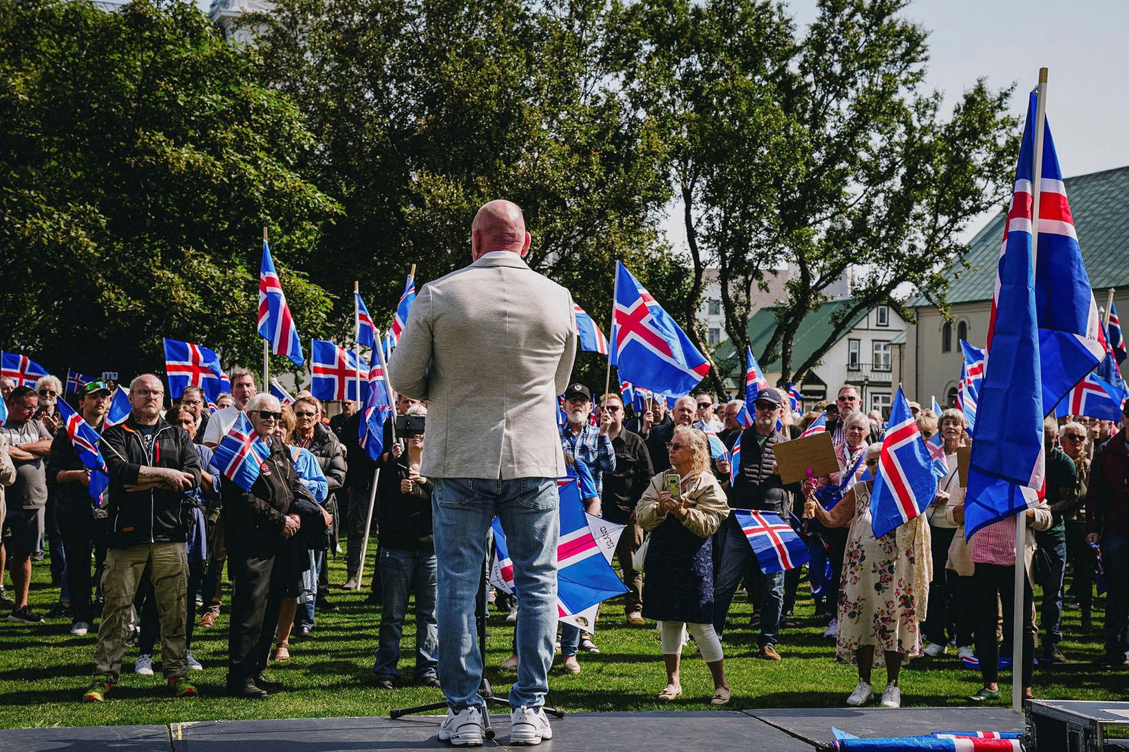 Mótmælendur voru hvattir til að hafa íslenska fánann og góða …