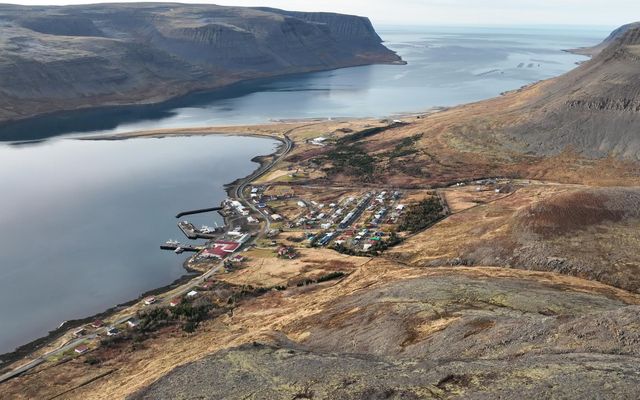 Matvælastofnun hefur veitt fyrirtækinu Arctic Smolt ehf. nýtt rekstrarleyfi vegna seiðaeldis í Tálknafirði.