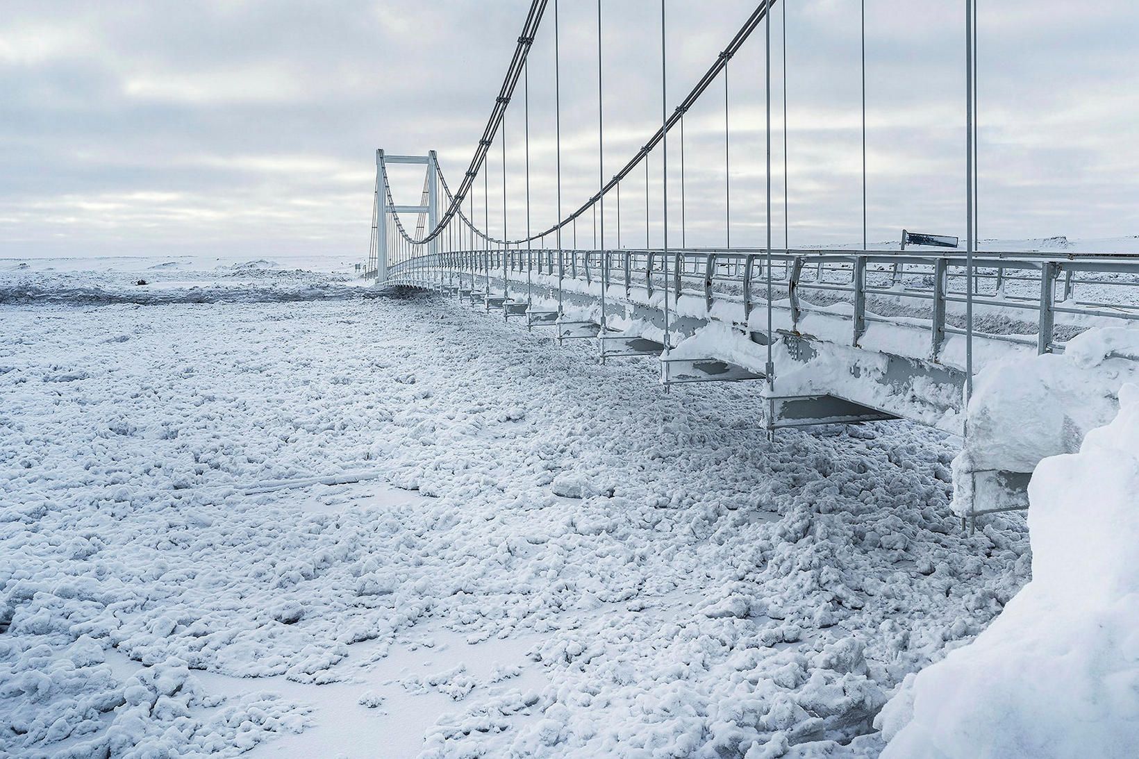 Þegar mest lét náði ísinn upp undir brúargólfið í Jökulsá …