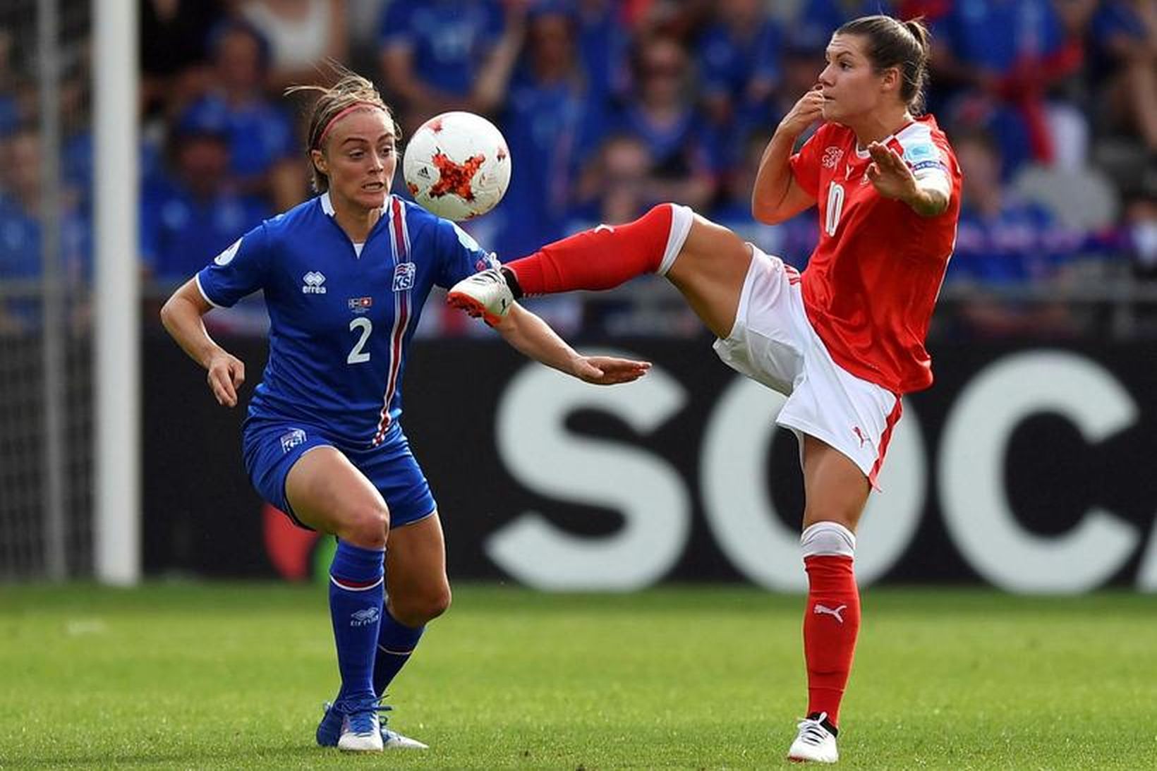 Sif Atladóttir í baráttu við Ramonu Bachmann á EM 2017.