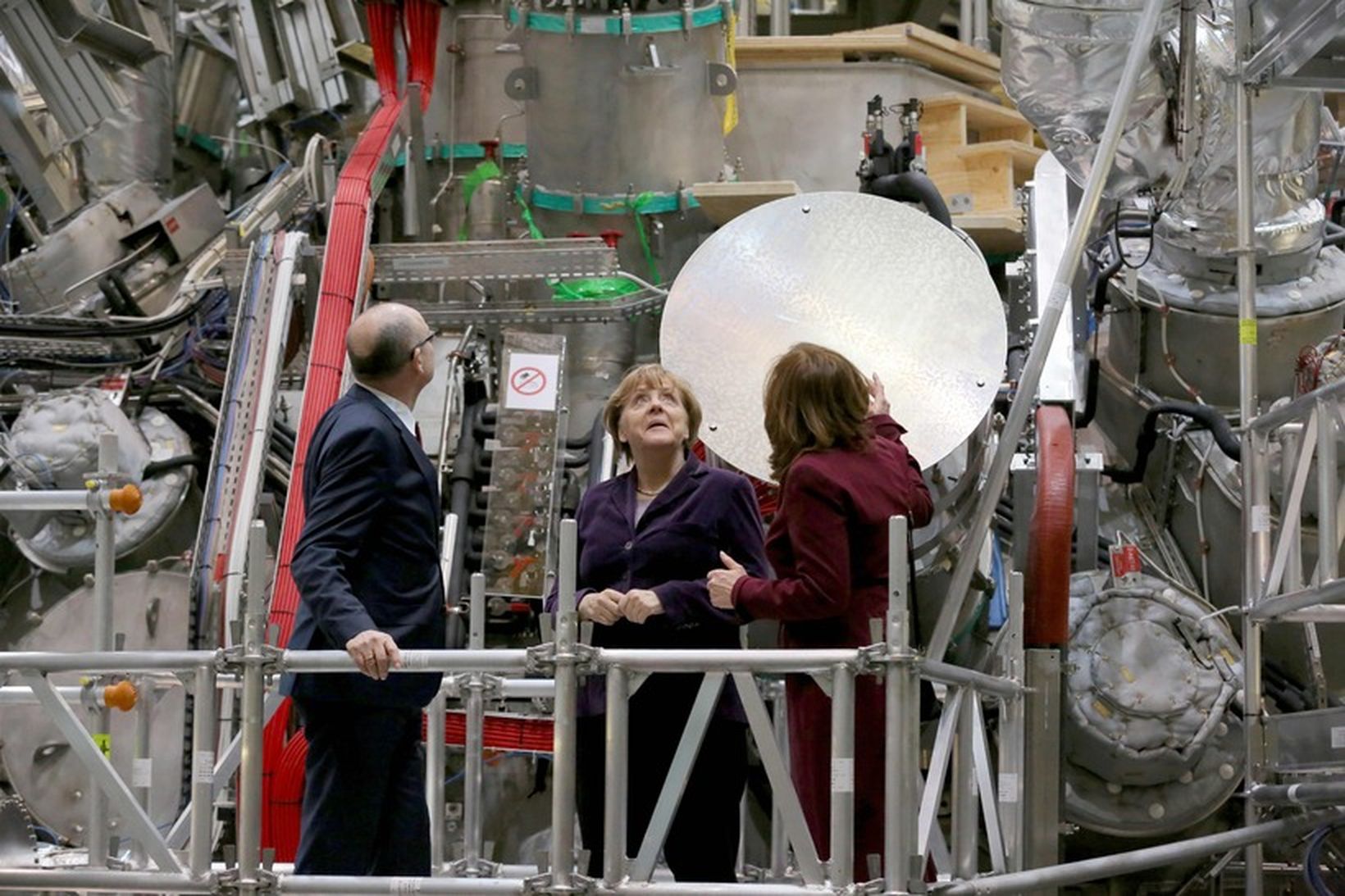 Angela Merkel, kanslari Þýskalands, ræsti kjarnasamrunaofninn í Max Planck-stofnuninni í …