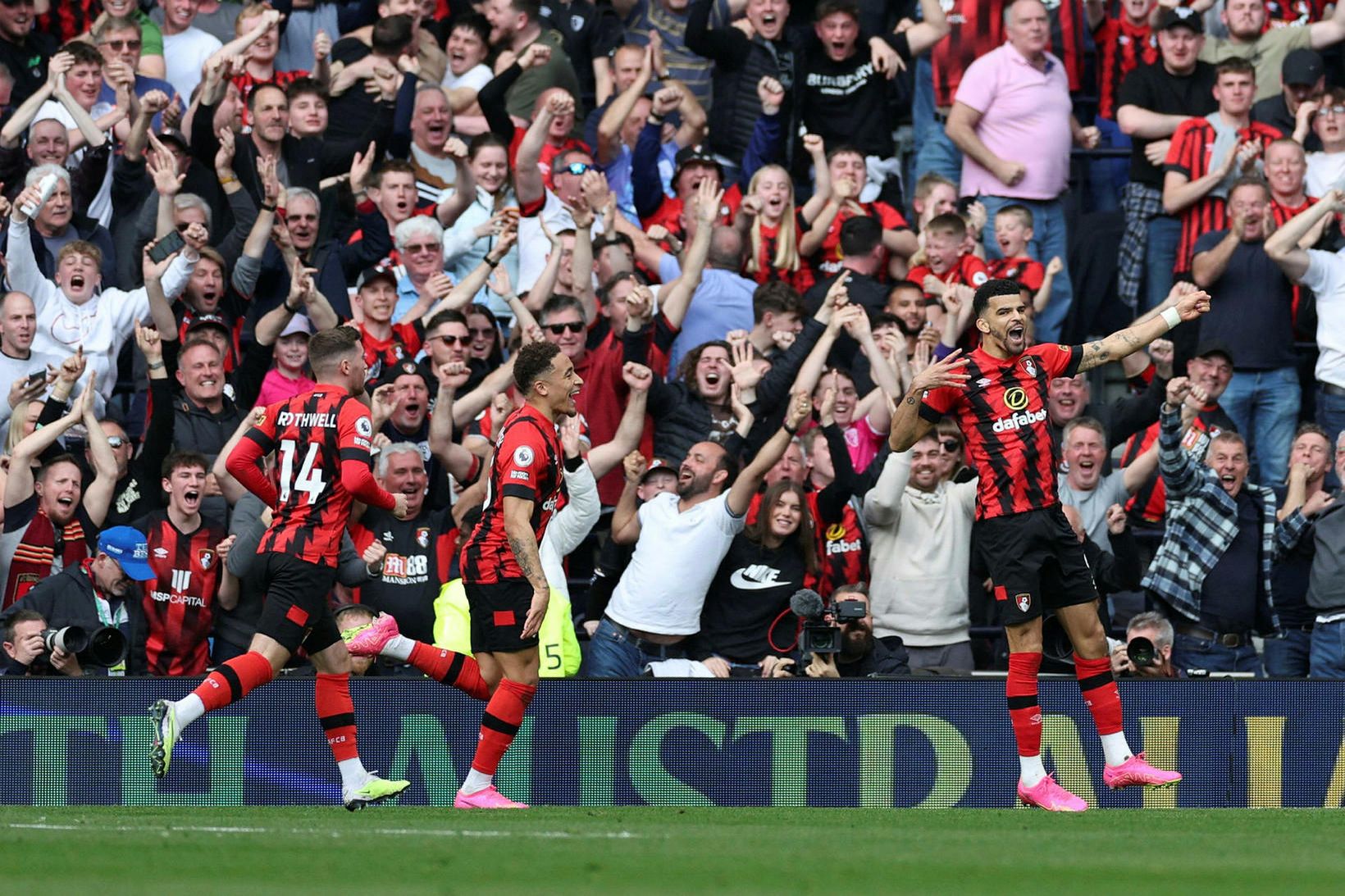 Bournemouth-menn fagna marki Dominic Solanke.