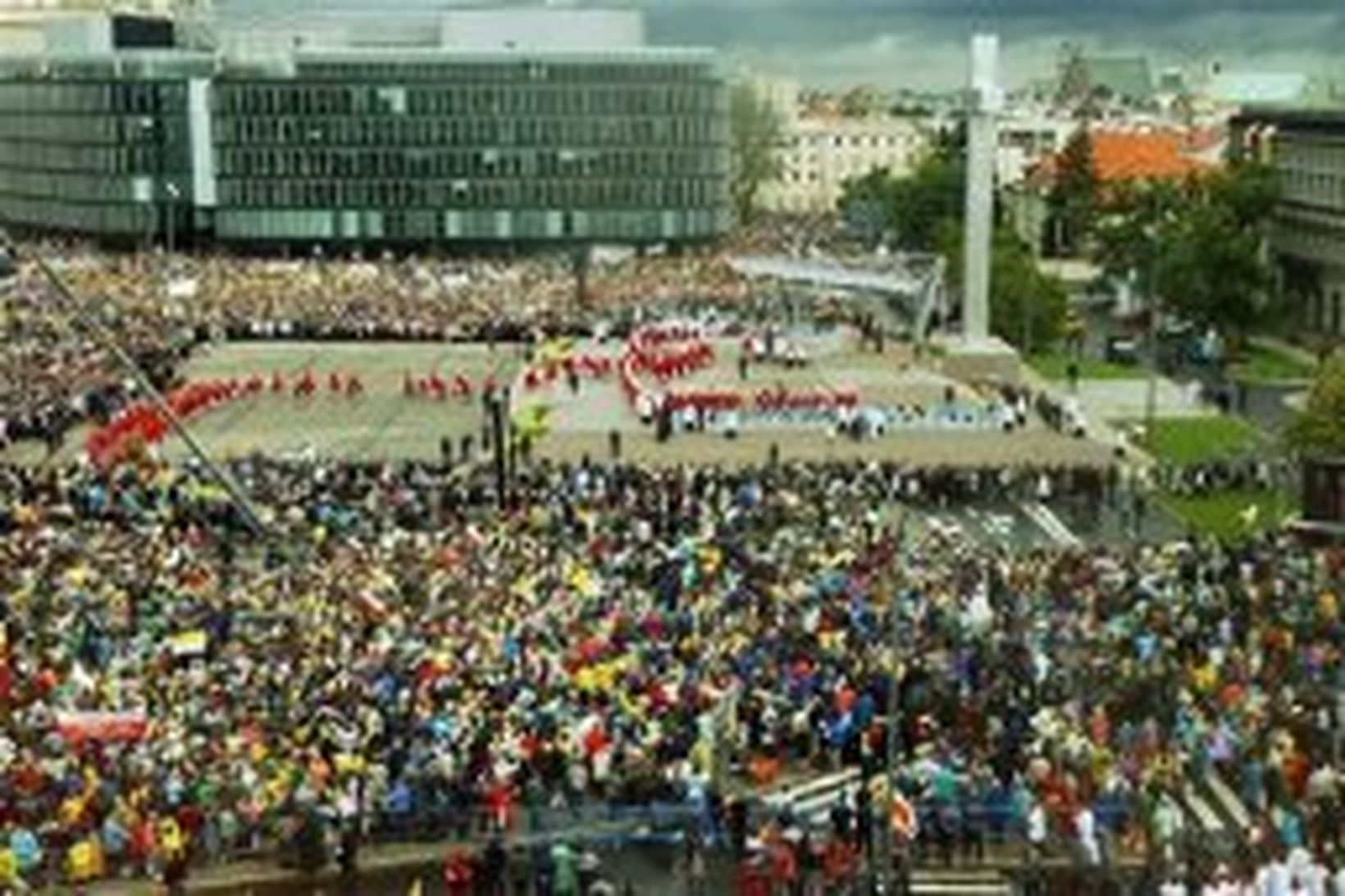 Gífurlegur mannfjöldi var Pilsudskitorgi í Varsjá þegar páfi söng útimessu …