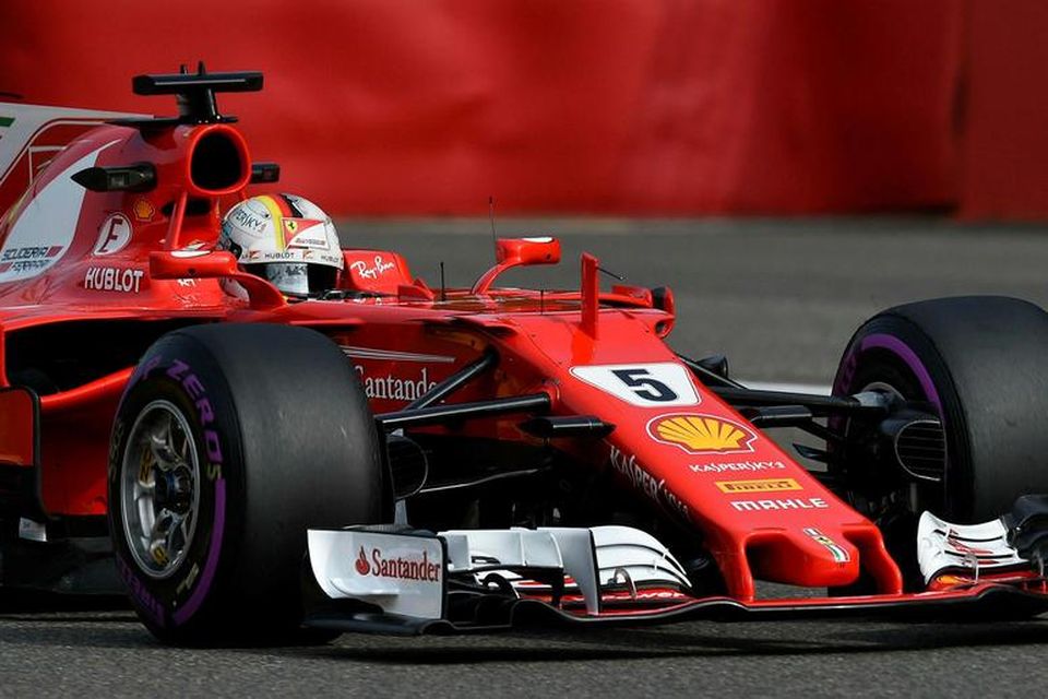 Sebastian Vettel hefur skrifað undir þriggja ára framlengingu á samningnum við Ferrari.