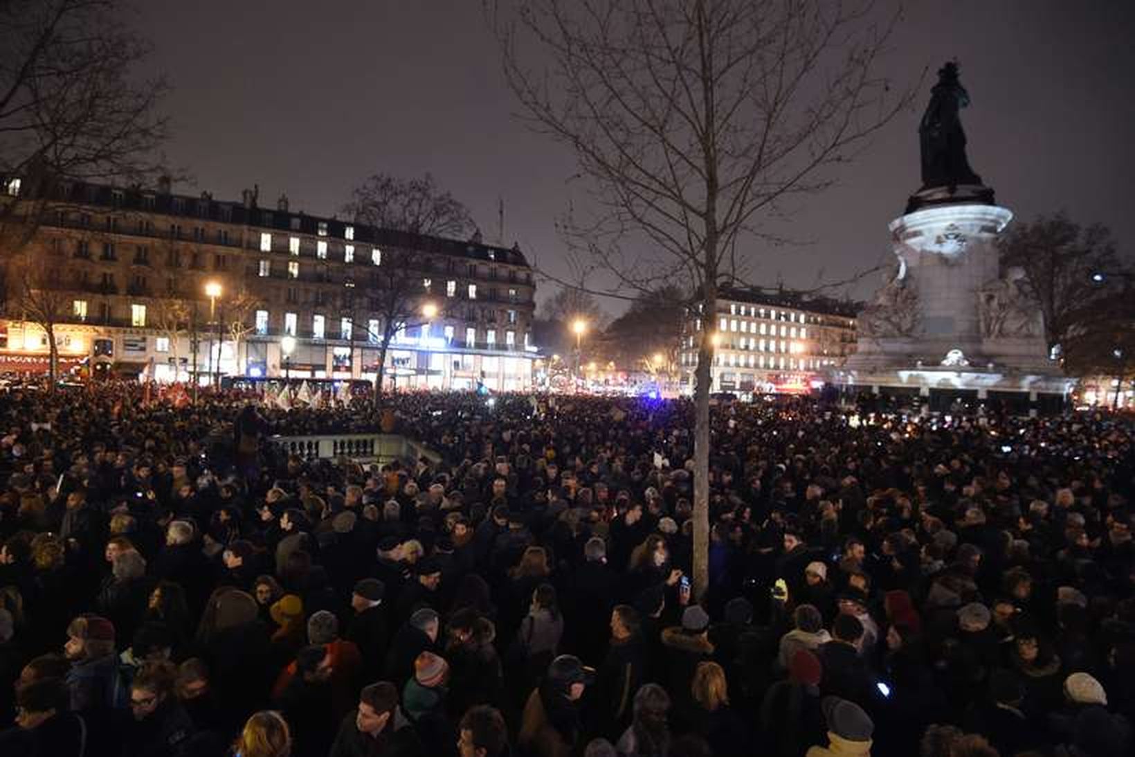 Fjöldi fólks hefur safnast saman í París til að sýna …