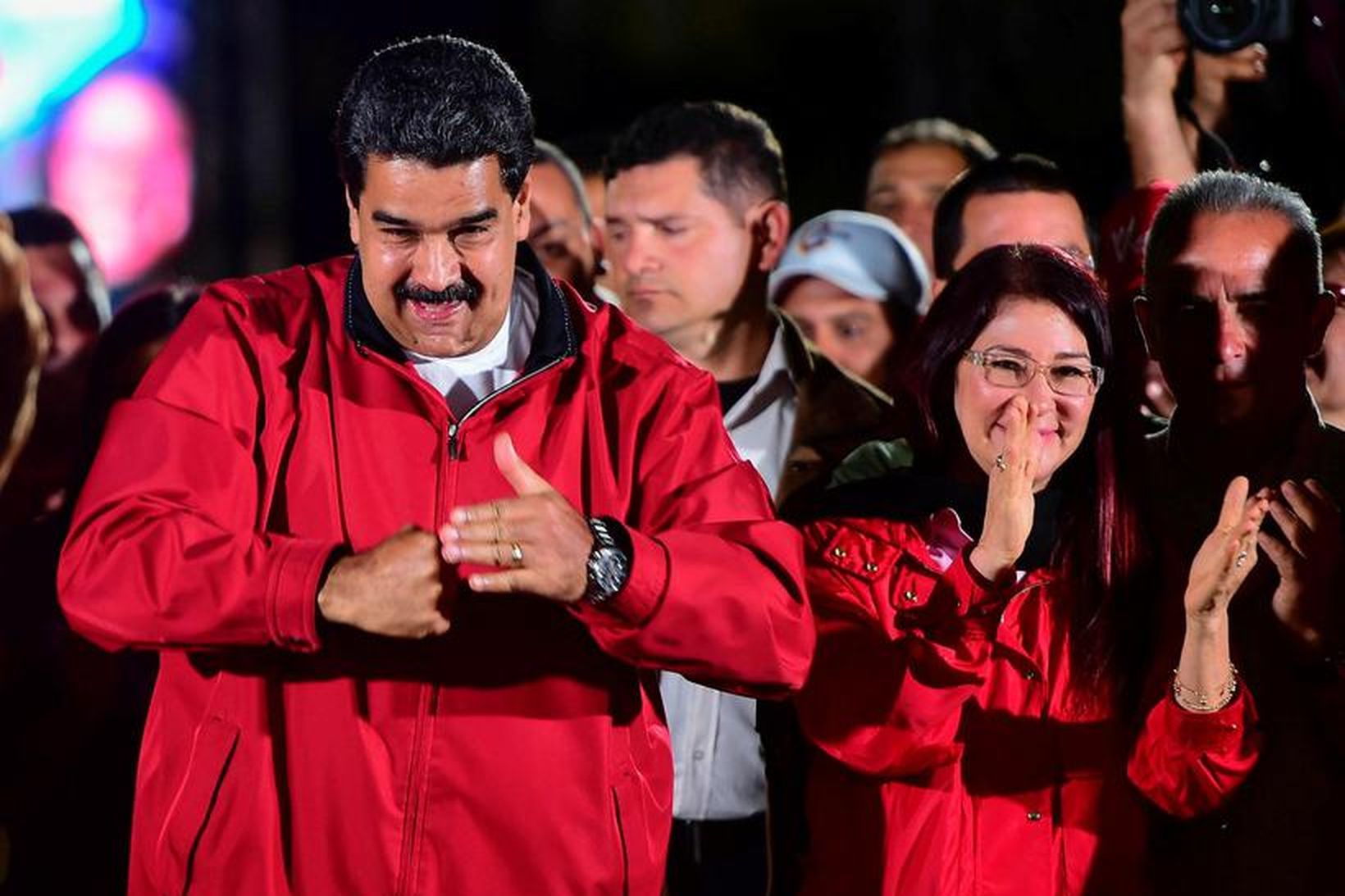 Forseti Venesúela, Nicolas Maduro, fagnar hér sigri.