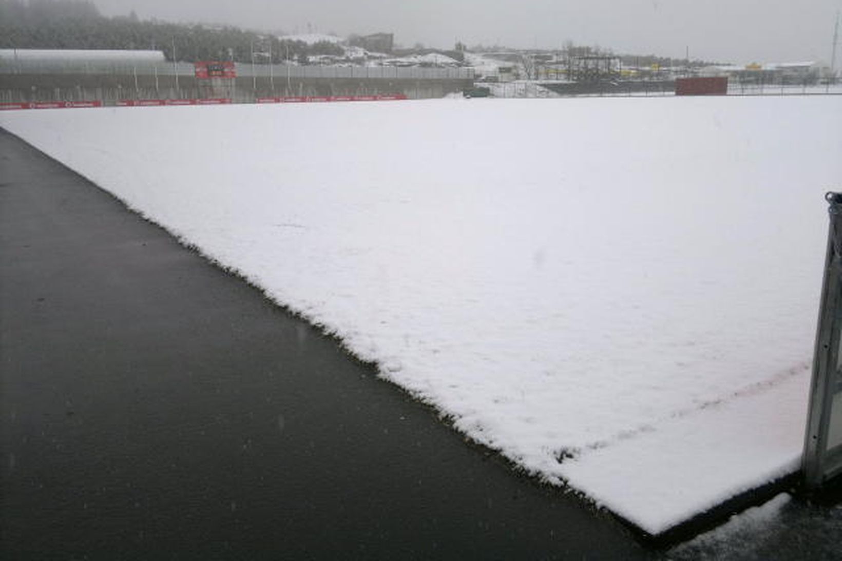 Snævi þakinn Vodafonevöllurinn í dag.