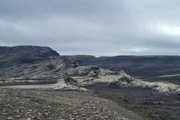 Það er í senn mikilfenglegt og yfirþyrmandi að standa við Lakagígaröðina norðan Laka og hugsa …