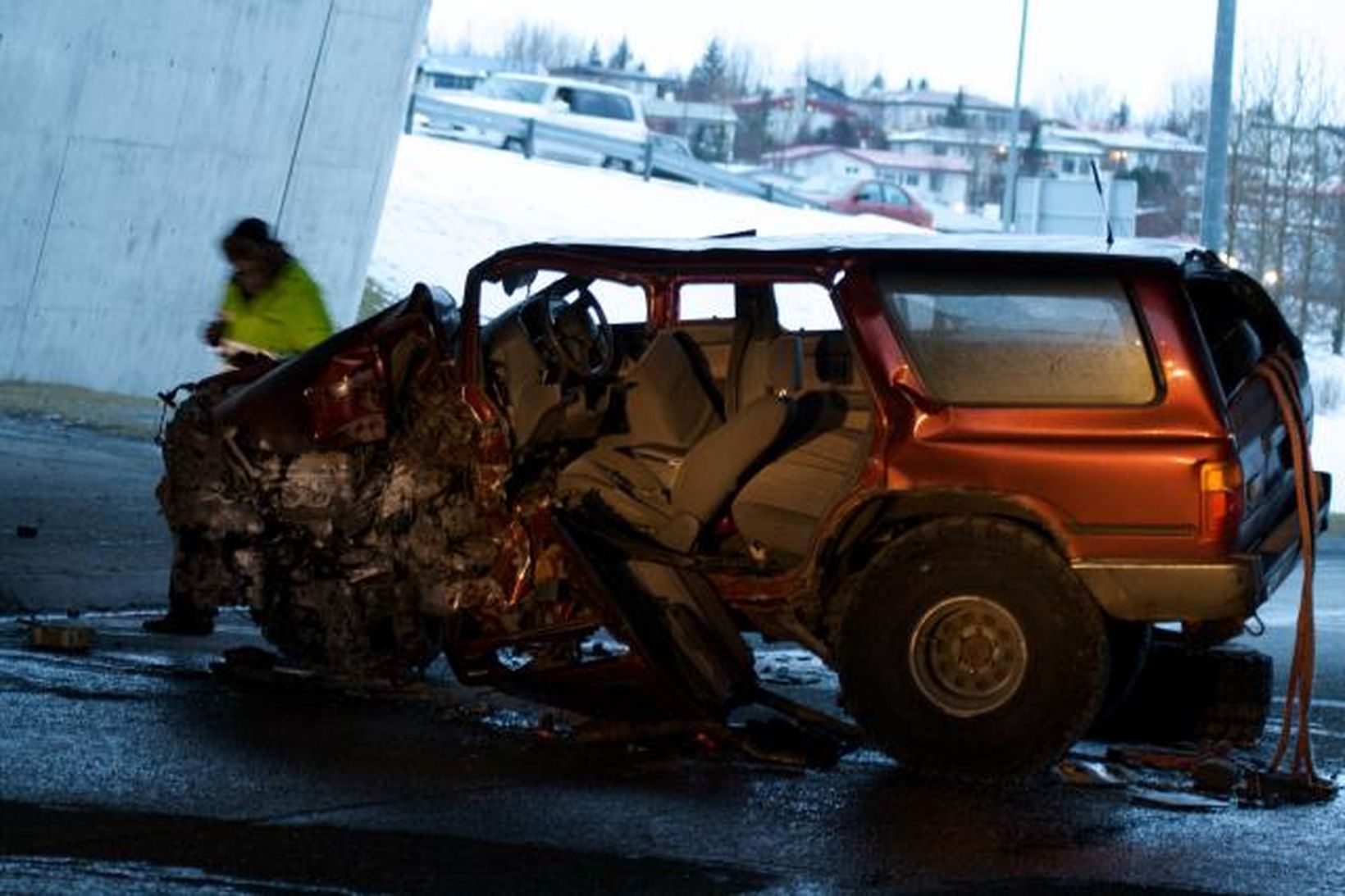 Maðurinn ók á breyttum jeppa sem er mikið skemmdur eftir …