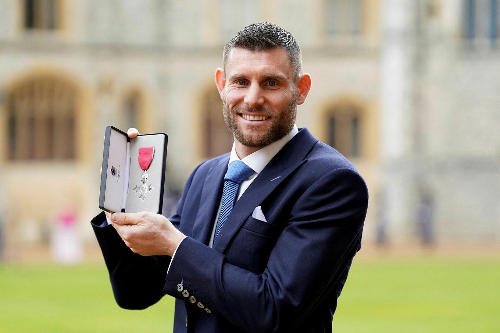 James Milner með orðuna í dag.